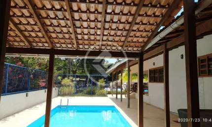 Casa de 4 quartos, com piscina privativa, aréa para churrasco e itens para jogos. codigo: 31653