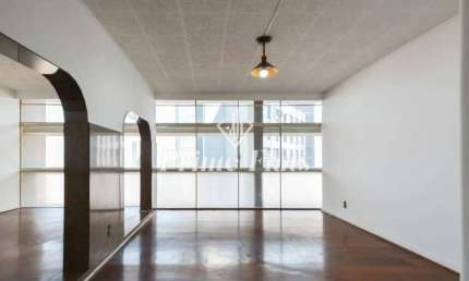 Apartamento disponível para venda no Edifício Copan, com 150m², 2 dormitórios e 2 vagas de garagem