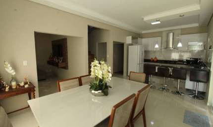 Casa de 290m² à venda no bairro Floresta em Pouso Alegre. 4 dormitórios, área gourmet com jacuzzi e 4 vagas.