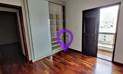 Apartamento de 150m² à venda no Edifício Veneza, centro de Pouso Alegre. 3 dormitórios, 1 suíte, vaga coberta e lazer completo.
