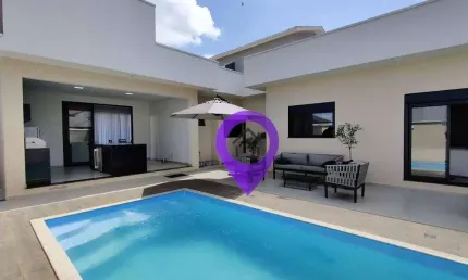 Casa a venda 220m² em Pouso Alegre com 3 dormitórios e suíte espaçosa. Destaques: cozinha gourmet, piscina e excelente