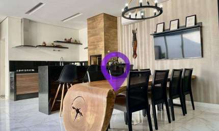 Casa à venda no Condomínio Bela Villa, Pouso Alegre/MG. 283,68m², 3 suítes, 4 vagas, piscina e área gourmet. Condomínio com quadras, salão de festas