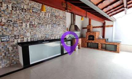 Casa de 190m² em terreno de 300m² no Santa Rita, Pouso Alegre. 3 dormitórios (1 suíte com hidromassagem), piscina, 4 vagas e área gourmet