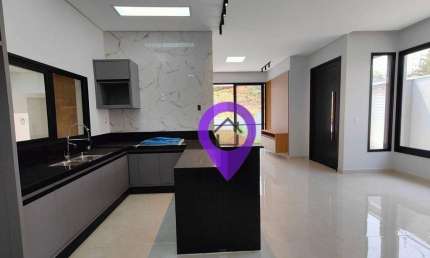 Casa de 168m² à venda no bairro Colinas de Santa Bárbara, Pouso Alegre. 3 dormitórios, 4 vagas e área de lazer completa.