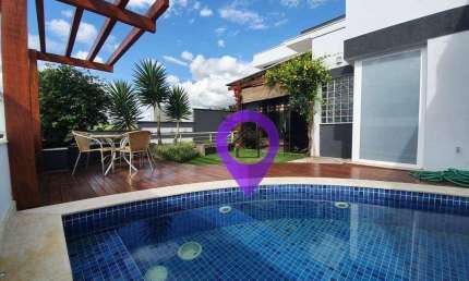 Casa de 340m² à venda no bairro Pousada dos Campos em Pouso Alegre. 4 suítes, piscina com deck e acabamento em alto padrão