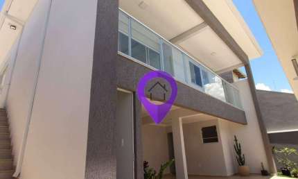Casa de 180m² à venda no novo centro de Pouso Alegre, próximo à CIMED Fórum Novo. 3 dormitórios, área gourmet e 2 vagas.