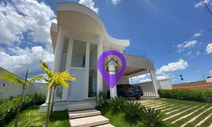 Casa de 250m² à venda no condomínio Las Palmas em Pouso Alegre. 3 suítes com varanda, piscina com hidromassagem e arquitetura moderna
