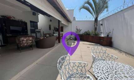 Casa de 250m² em terreno de 300m² no Santa Rita II, Pouso Alegre. 3 dormitórios (1 suíte master com hidromassagem), 4 vagas e área de lazer completa