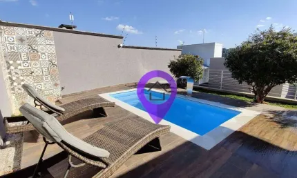 Casa de 238m² à venda em Pouso Alegre com 3 dormitórios e vista para o Cristo. Área de lazer independente, piscina e móveis planejados.