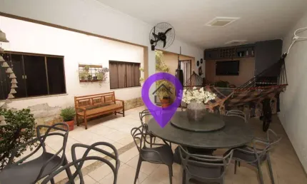 Casa de 192m² à venda em Pouso Alegre com 3 dormitórios e área gourmet espaçosa.