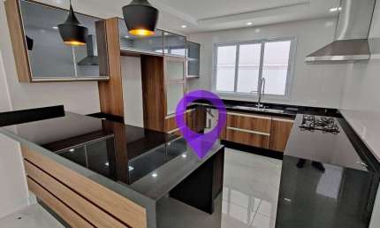 Casa a venda de 375m² em Pouso Alegre com 3 dormitórios e suíte máster com hidromassagem. Cozinha planejada, área de churrasco e localização
