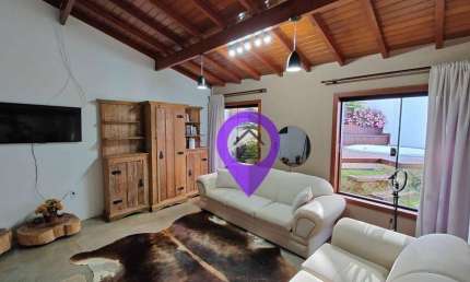 Casa de 348m² à venda no bairro Pousada dos Campos I, Pouso Alegre. 4 dormitórios, jacuzzi e área gourmet com fogão de lenha. Excelente localização