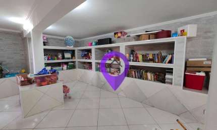 Casa de 281m² em Pouso Alegre/MG com 3 dormitórios, suíte máster, piscina e área gourmet. Localização privilegiada próximo à avenida gastronômica.