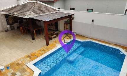 Casa em Altavile com 280m² construídos que transforma rotinas diárias em experiências especiais. Três dormitórios, área gourmet completa e piscina