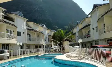 CASA NO CONDOMÍNIO CASAS VOGUE, 4 QUARTOS, VARGEM PEQUENA.