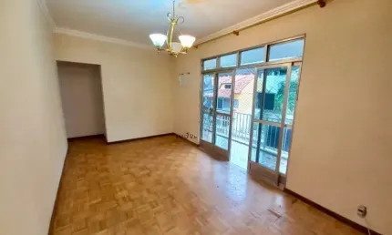 Apartamento com varanda e elevador próximo da Rua Cambaúba