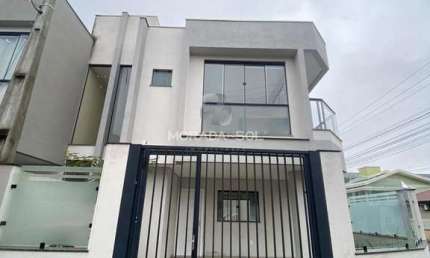 Ótimo sobrado semi-mobiliado bem fechado com muros e grades