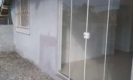 Sala comercial em varzea - itapema: 36m², 1 banheiro locação mensal por r$1.800 + taxas