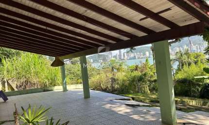 Encontre seu lar dos sonhos em Itapema! Casa de 3 dormitórios e 1 banheiro. Locação, localizado no Canto da Praia. Confira!