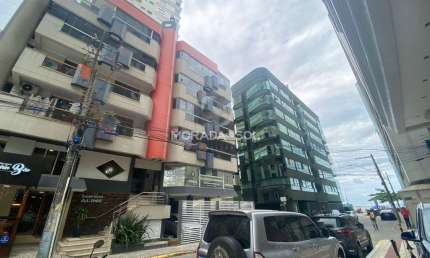 Apartamento quadra mar na melhor localização de Meia Praia