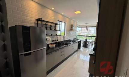 Lindo apartamento mobiliado na Meia Praia para locação Anual