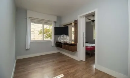 Apartamento de um dormitório, um lance de escadas, reformado e ensolarado á poucos metros do Iguatemi!