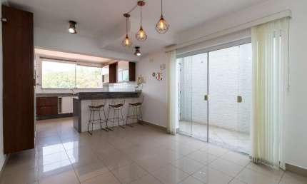 Agradável sobrado para venda com 3 quartos, sendo 3 suítes, 271m²