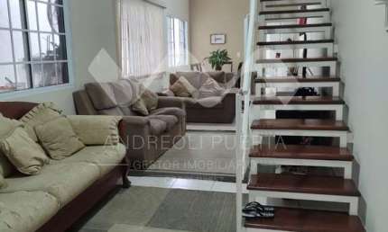 Casa comercial com 3 salas para alugar no Jardim São Pedro, Mogi das Cruzes  por R$ 4.400