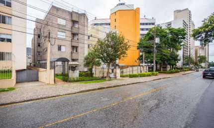 Apto com suíte, closet e vaga coberta em localização excelente
