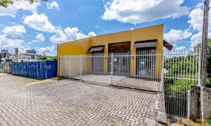 Loja com 350m² com estacionamento em Santa Felicidade