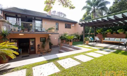 Casa à venda, 447m² privativos, 4 dormitórios sendo 2 suítes,