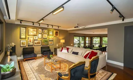 Luxuoso apartamento em frente ao clube curitibano no coração d