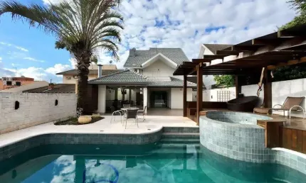 Casa em Condomínio com 432,00 m² de área terreno, 4 dormitórios e 2 suítes