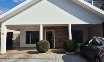 Casa térrea à venda em Maringá no Condomínio Delta Ville II com 3 suítes