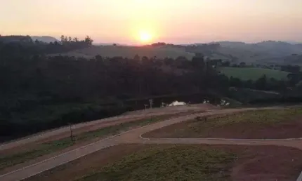 Lotes a partir de 250m² em pedra bela próximo a extrema | lazer e lago | pagamento facilitado