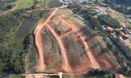 LOTES a partir de 250m² em PEDRA BELA | Lago e Área de Lazer | Facilitado | Ótimo local