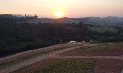 Fácil acesso para EXTREMA | LOTES a partir de 250m² em PEDRA BELA | Lago e Área de Lazer