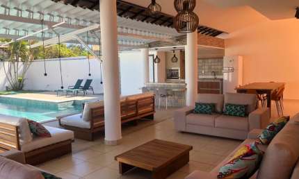 LINADA CASA COM 4/4 - PISCINA E CHURRASQUEIRA EM VILAS DO ATLANTICO - BA ( ALUGUEL)