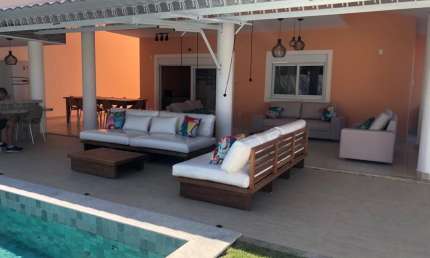 LINADA CASA COM 4/4 - PISCINA E CHURRASQUEIRA EM VILAS DO ATLANTICO - BA ( ALUGUEL)