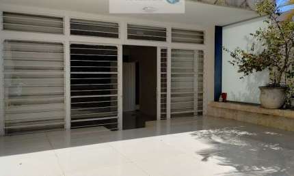 Casa com 3 dormitórios sendo 1 suíte, escritório, piscina, churrasqueira, 3 vagas, excelente localização em área estritamente residencial Z1 na região da Vila Mariana / Jardim da Glória