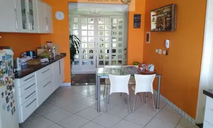 Casa com 4 dormitórios sendo 2 suítes e 1 escritório 430m2 área construída excelente localização em área estritamente residencial z1