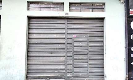 Salão comercial localizado no bairro do Cambuci com aproximadamente 110m² e pé direito de 6 metros.
