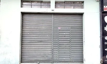 Salão comercial localizado no bairro do cambuci com aproximadamente 110m² e pé direito de 6 metros.