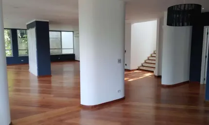 Casa no Jardim Guedala com 4 dormitórios, sendo 2 tipos suítes, escritório, muito jardim e 6 vagas