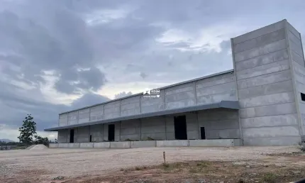 Galpão para locação em Porto Belo-SC - 3.000m² de área construída, docas para caminhões e pé direto de 10 metros