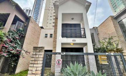 Aluguel Anual: Casa Comercial com 154 metros no centro de Balneário Camboriú.