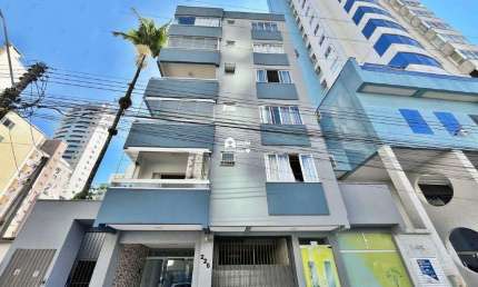 Locação Anual: Apartamento com 2 suítes mobiliado no centro de Balneário Camboriú