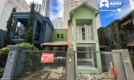 Aluguel Anual: Casa Residencial com 3 suítes e 154 metros no centro de Balneário Camboriú.