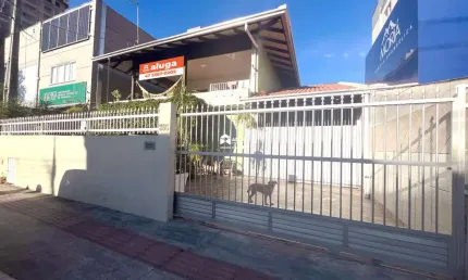 Aluguel anual: Casa comercial de 285 metros privativos, próximo a BR em Balneário Camboriú.