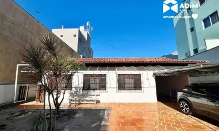 Aluguel Anual: Casa ampla com 7 quartos sendo 1 suíte no centro de Balneário Camboriú.